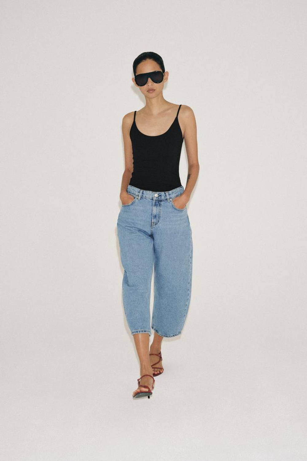 ZARA ДЖИНСЫ КАПРИ BALLOON СО СРЕДНЕЙ ПОСАДКОЙ — ZW COLLECTION, СИНИЙ