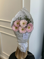 Кулек из гербер и эвкалипта