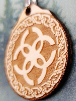 Кулон из дерева Свадебник