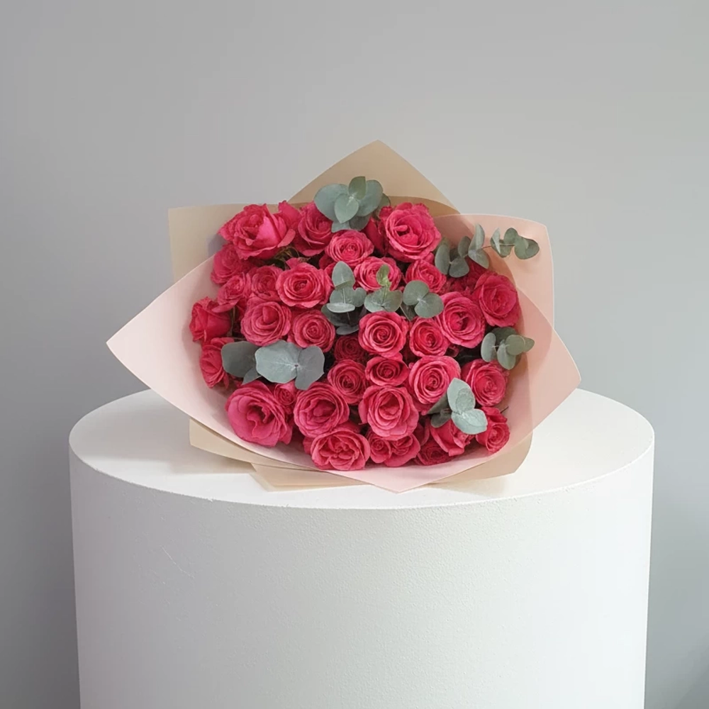 Букет из 13 премиальных кустовых роз, с добавлением пудрового эвкалипта.