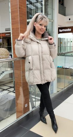 Модная cтеганная куртка-пуховик в молочном цвете