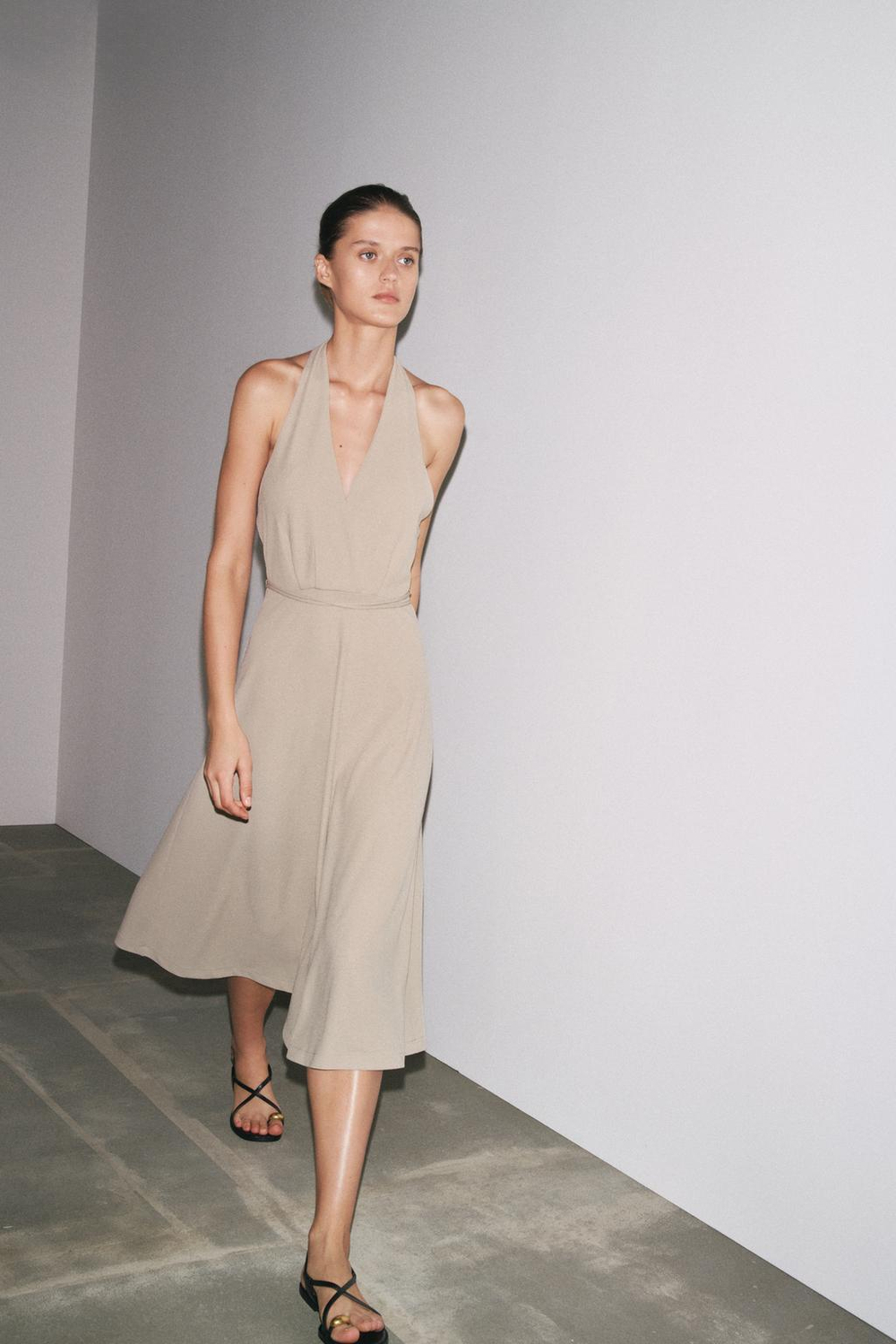 ZARA ПЛАТЬЕ С ГОРЛОВИНОЙ ХАЛТЕР И ПОЯСОМ, ЭКРЮ