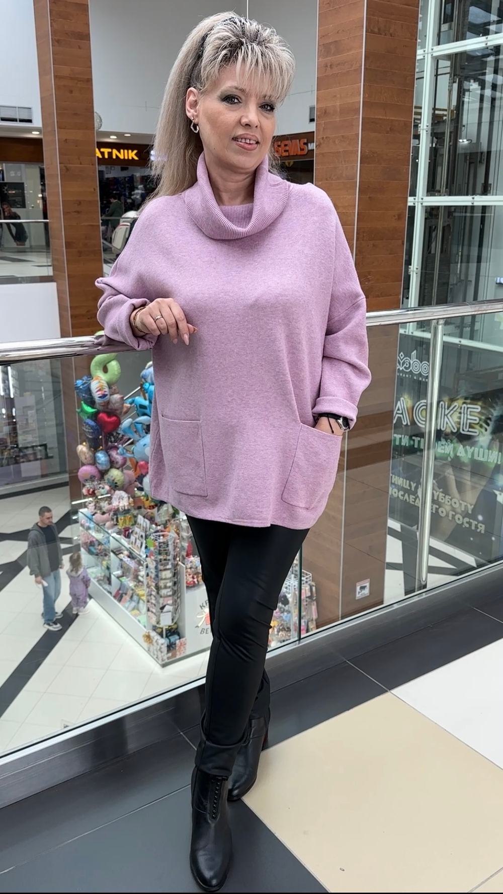 Объёмный свитер-джемпер с кармашками