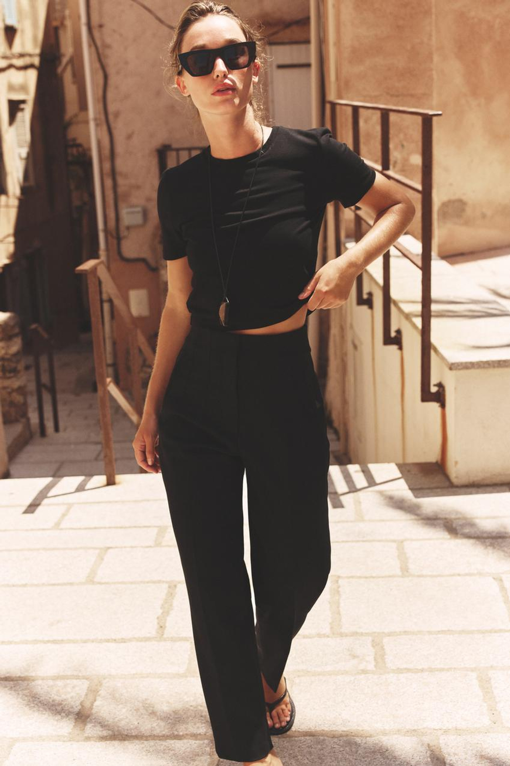 ZARA УКОРОЧЕННАЯ ФУТБОЛКА ИЗ ЭЛАСТИЧНОЙ ТКАНИ, ЧЕРНЫЙ