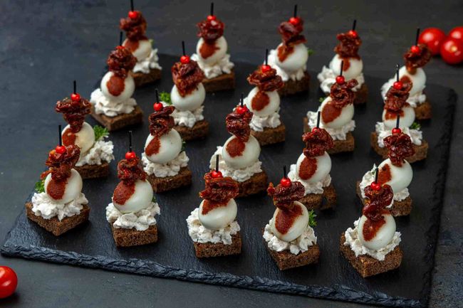 Канапе с куриным муссом и перепелиным яйцом, 20 шт.