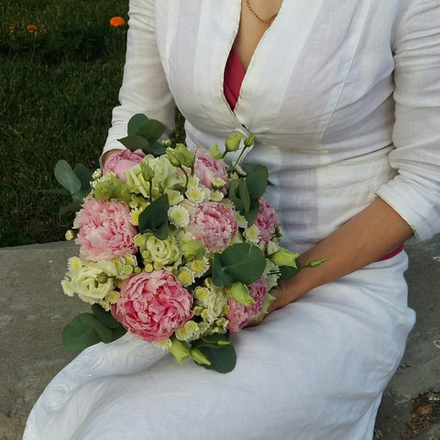 Букет невесты с пионами и бутоньеркой
