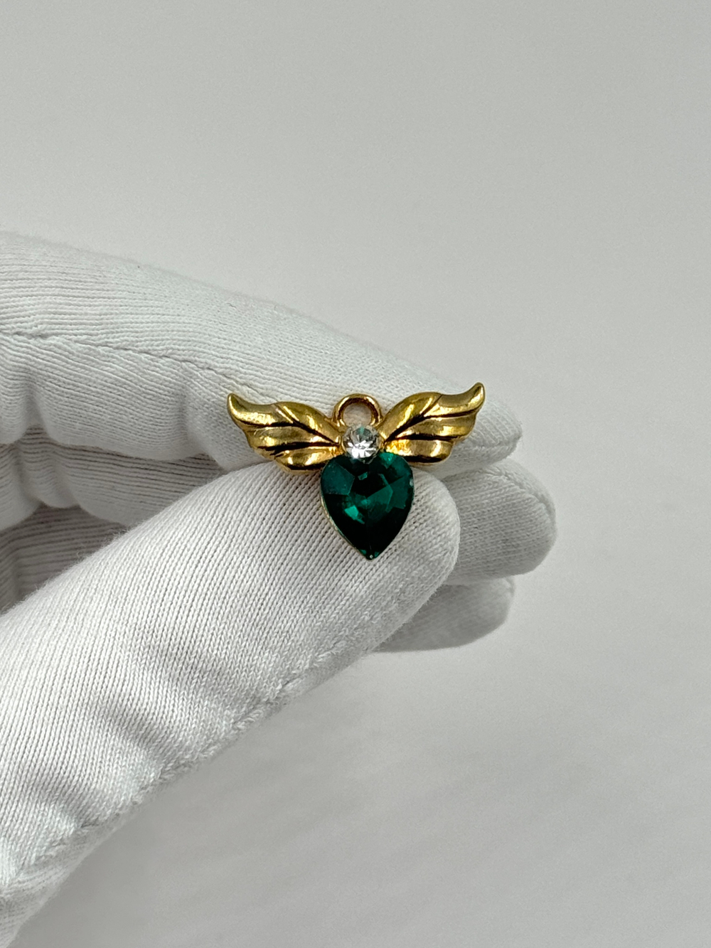 Брошь пин Сердце с крыльями зелёное Avon