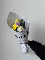 Кулек сборный из оксипеталума, диантусов и хризантемы