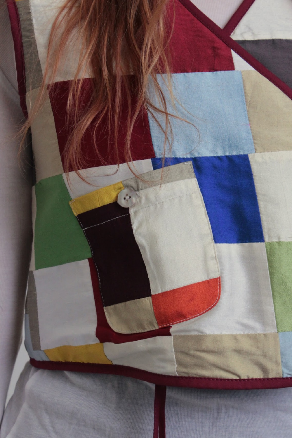 Жилет из шелка с мехом