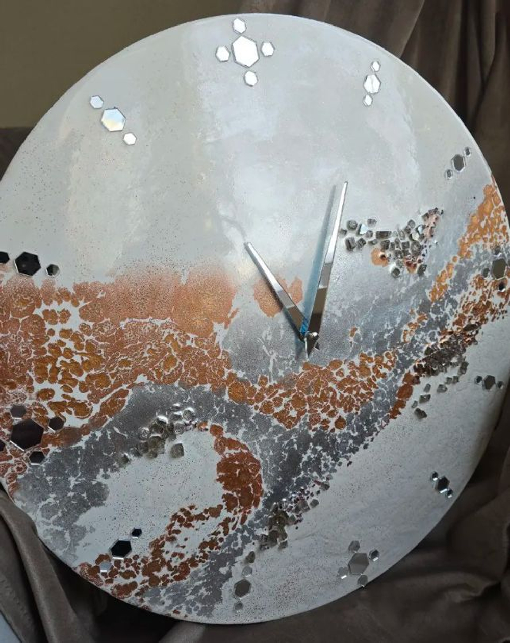 Интерьерные часы ручной работы подарочные из смолы