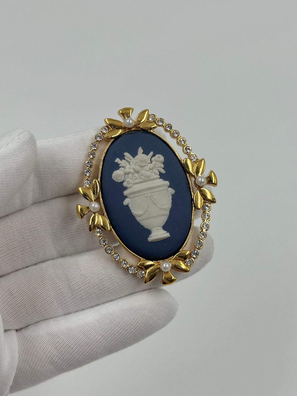 Брошь Wedgwood синяя