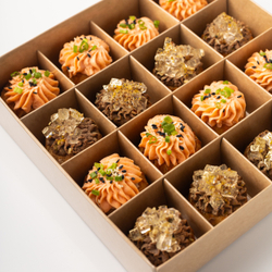 Бокс профитролей с муссом из семги и паштетом из печени цыпленка