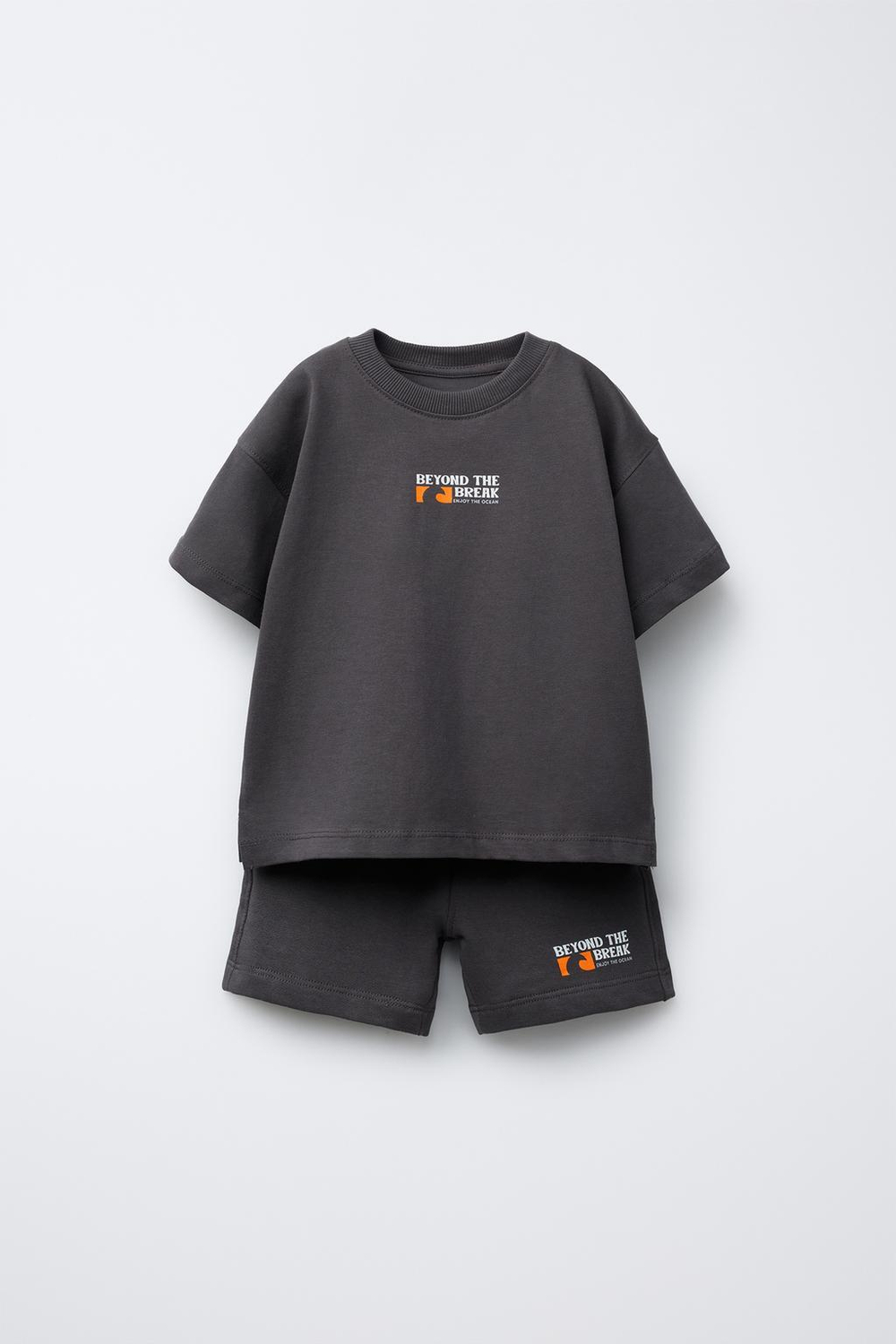 ZARA КОМПЛЕКТ ИЗ ФУТБОЛКИ И ШОРТОВ-БЕРМУДОВ С НАДПИСЬЮ, АНТРАЦИТОВО-СЕРЫЙ
