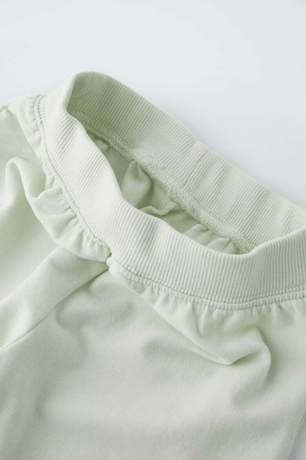 ZARA ОДНОТОННЫЙ КОМПЛЕКТ ИЗ ТОЛСТОВКИ И БРЮК ИЗ МЯГКОЙ ТКАНИ, СВЕТЛО-ЗЕЛЕНЫЙ