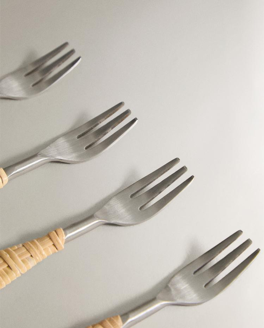 ZARA HOME ВИЛКА ДЛЯ ЗАВТРАКА С РУЧКОЙ ИЗ РОТАНГА (НАБОР ИЗ 4 ПРЕДМЕТОВ), СВЕТЛО-БЕЖЕВЫЙ