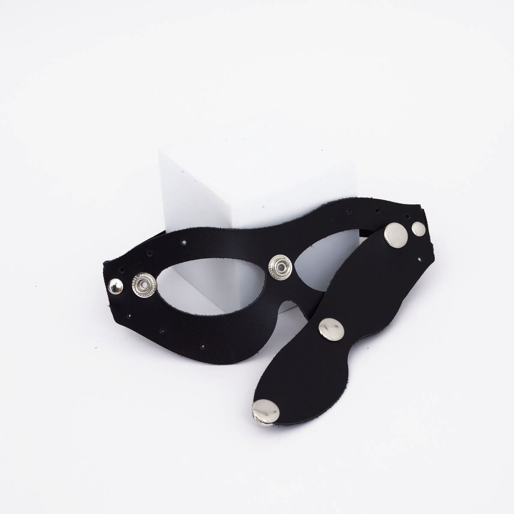 Черная кожаная маска со съёмной шторкой на кнопках