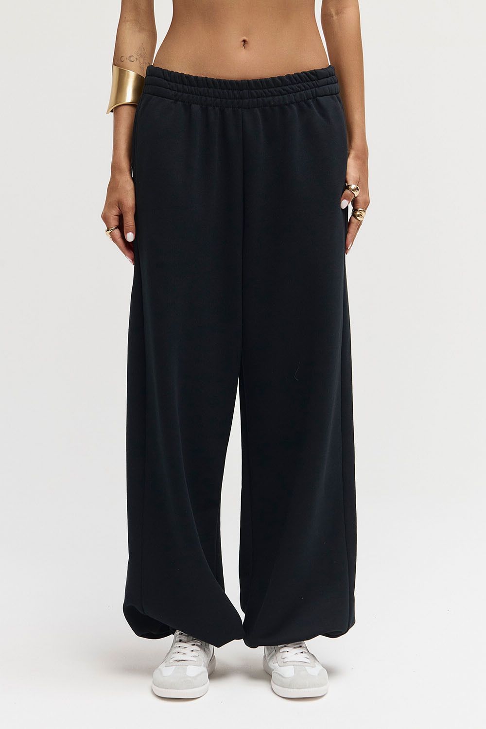 Широкие джоггеры без начеса с утяжкой черного цвета