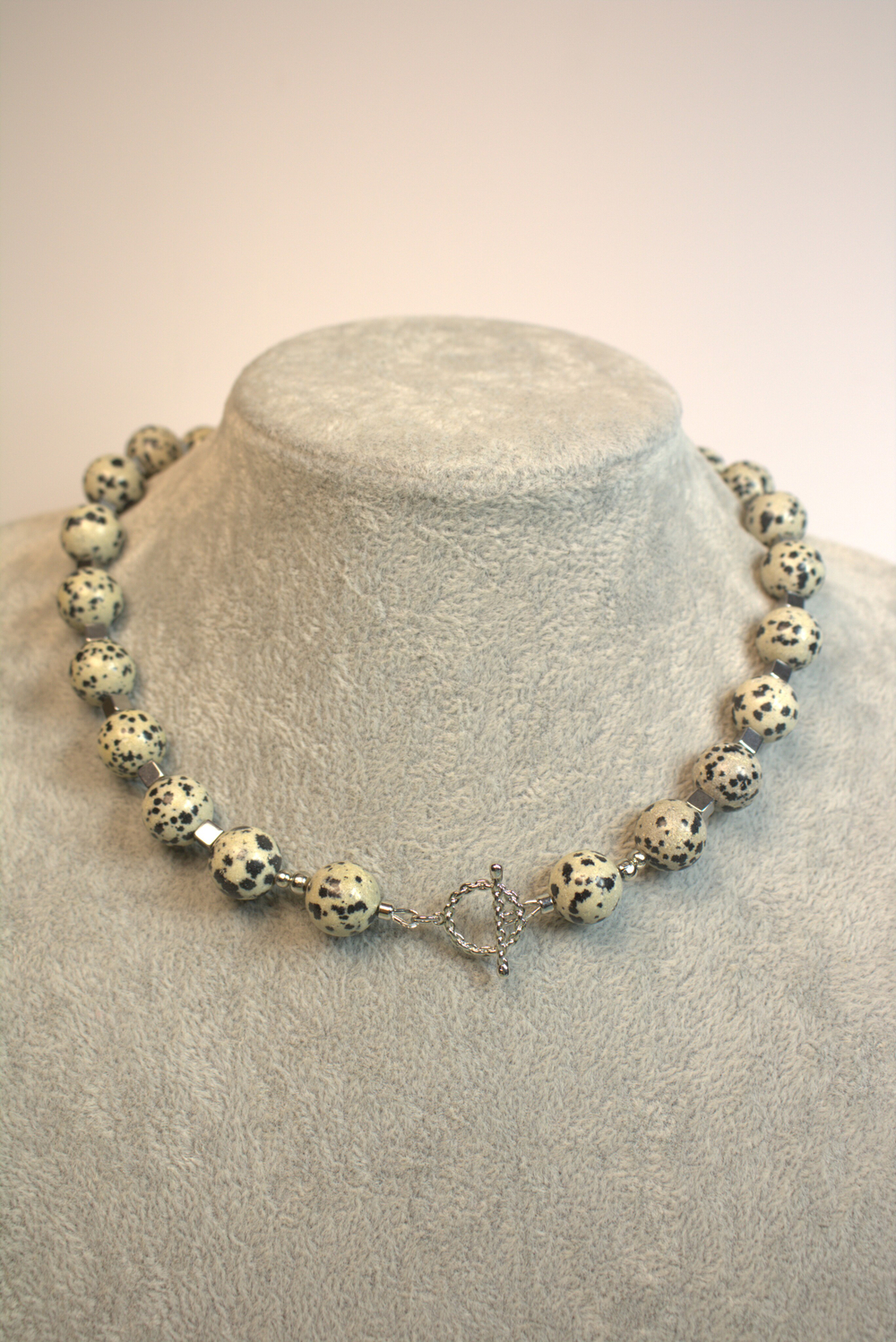 Чокер из далматиновой яшмы «Пятнистая энергия»