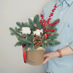 Новогодняя композиция в шляпной коробке с гирляндой