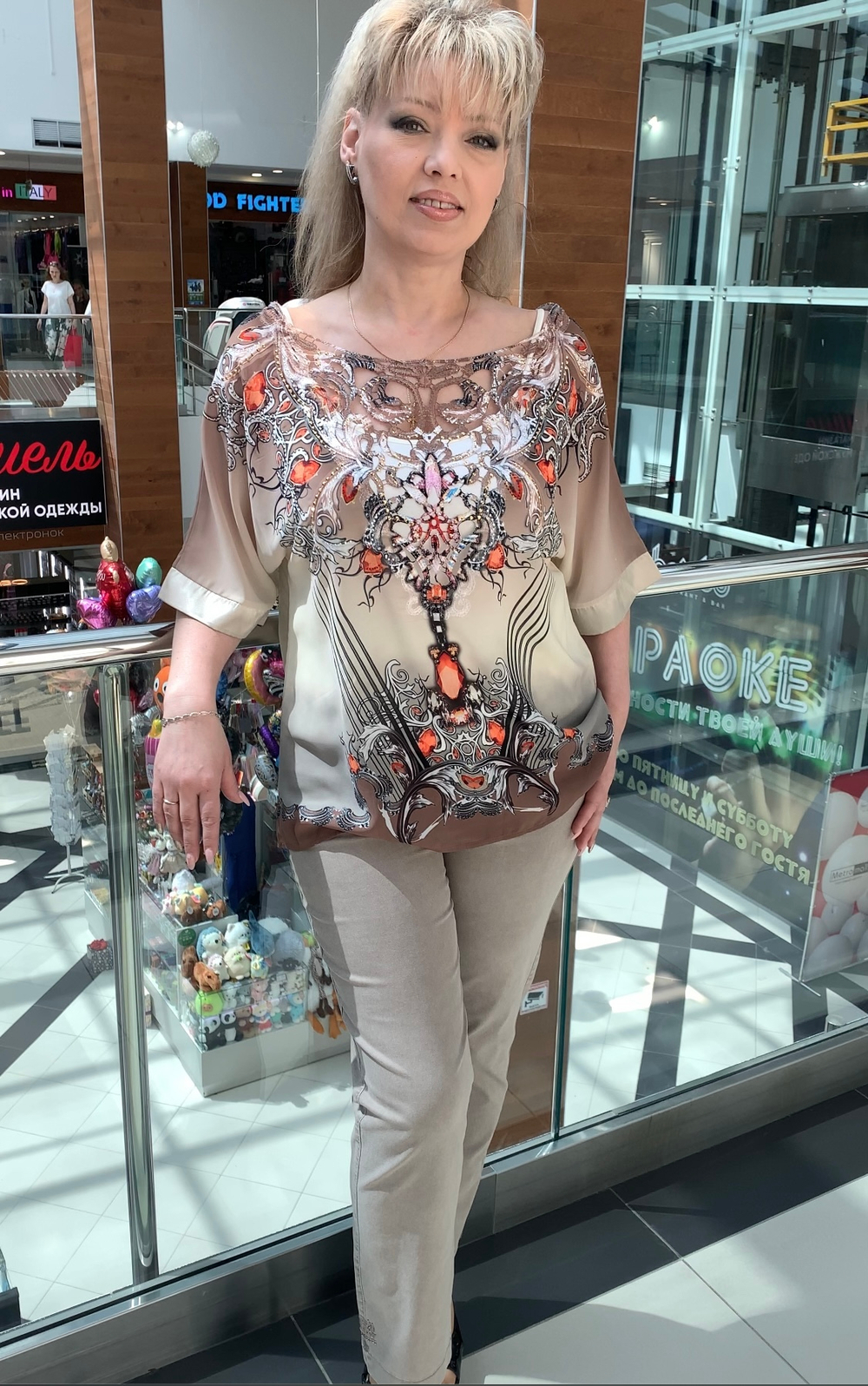 Нарядная цветная двойка с ажурно-стразовым оформлением