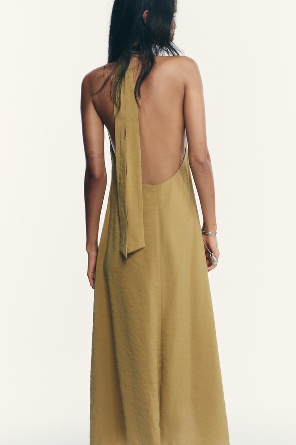 ZARA ПЛАТЬЕ МИДИ ИЗ СТРУЯЩЕЙСЯ ТКАНИ С ГОРЛОВИНОЙ ХАЛТЕР, ОЛИВКОВЫЙ