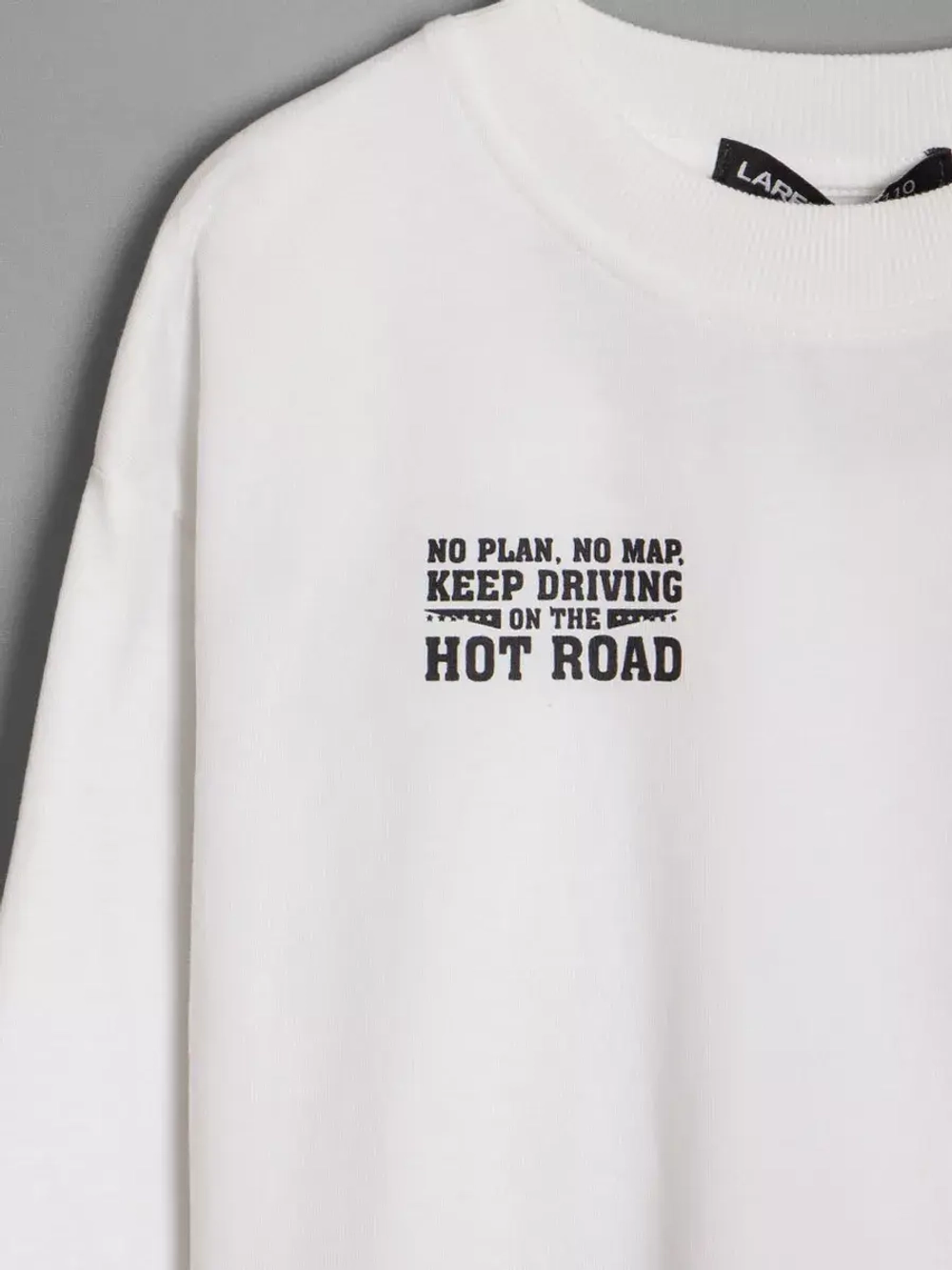 Белый лонгслив оверсайз для школы