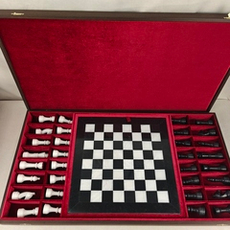 Подарочные шахматы из мрамора и оникса в футляре