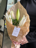 Букет из одной ветки лилии