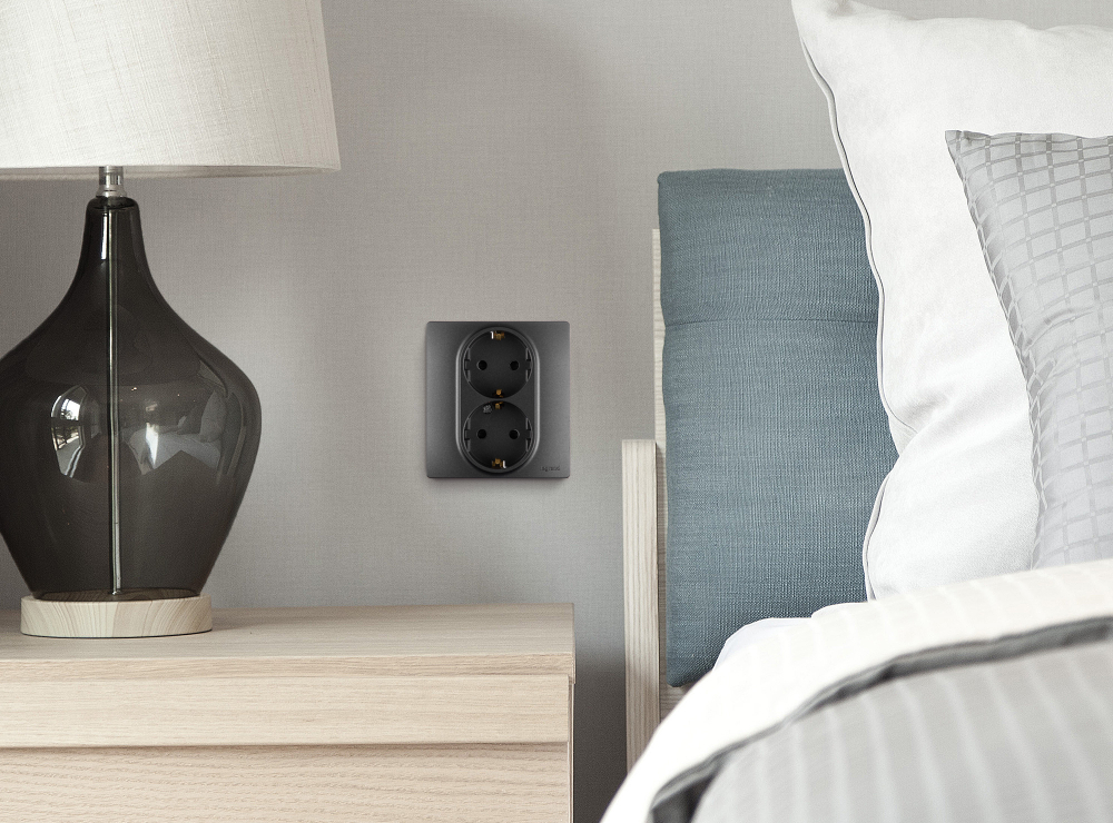 Розетка двойная с заземлением со шторками в сборе 16А 250В антрацит Inspiria Legrand