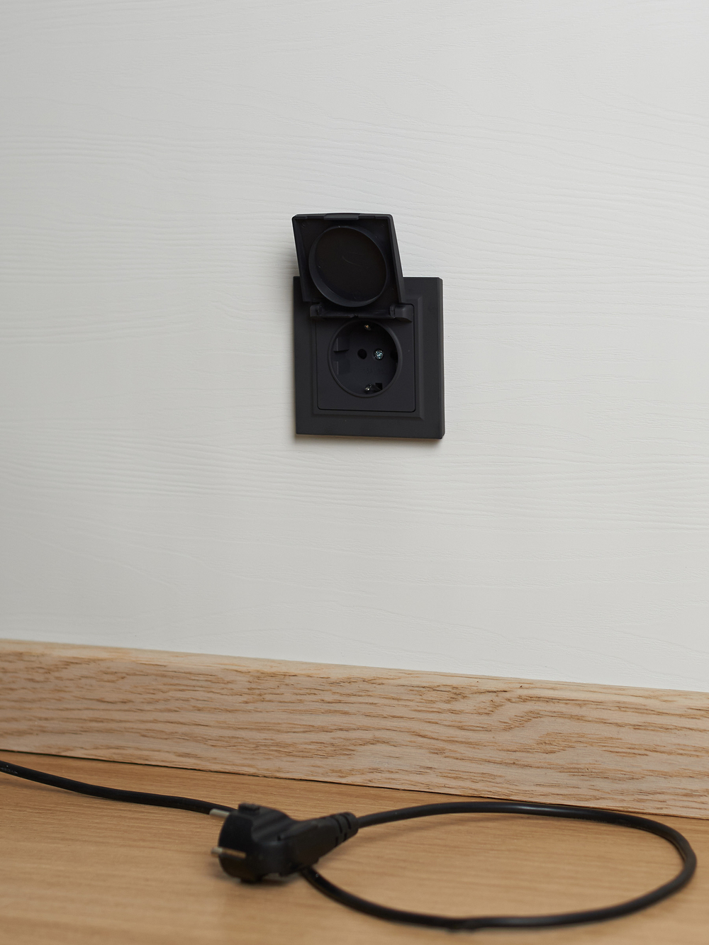BRITE Розетка 1-местная с заземлением с защитными шторками и крышкой 16А IP44 РСбш10-3-44-БрГ графит IEK