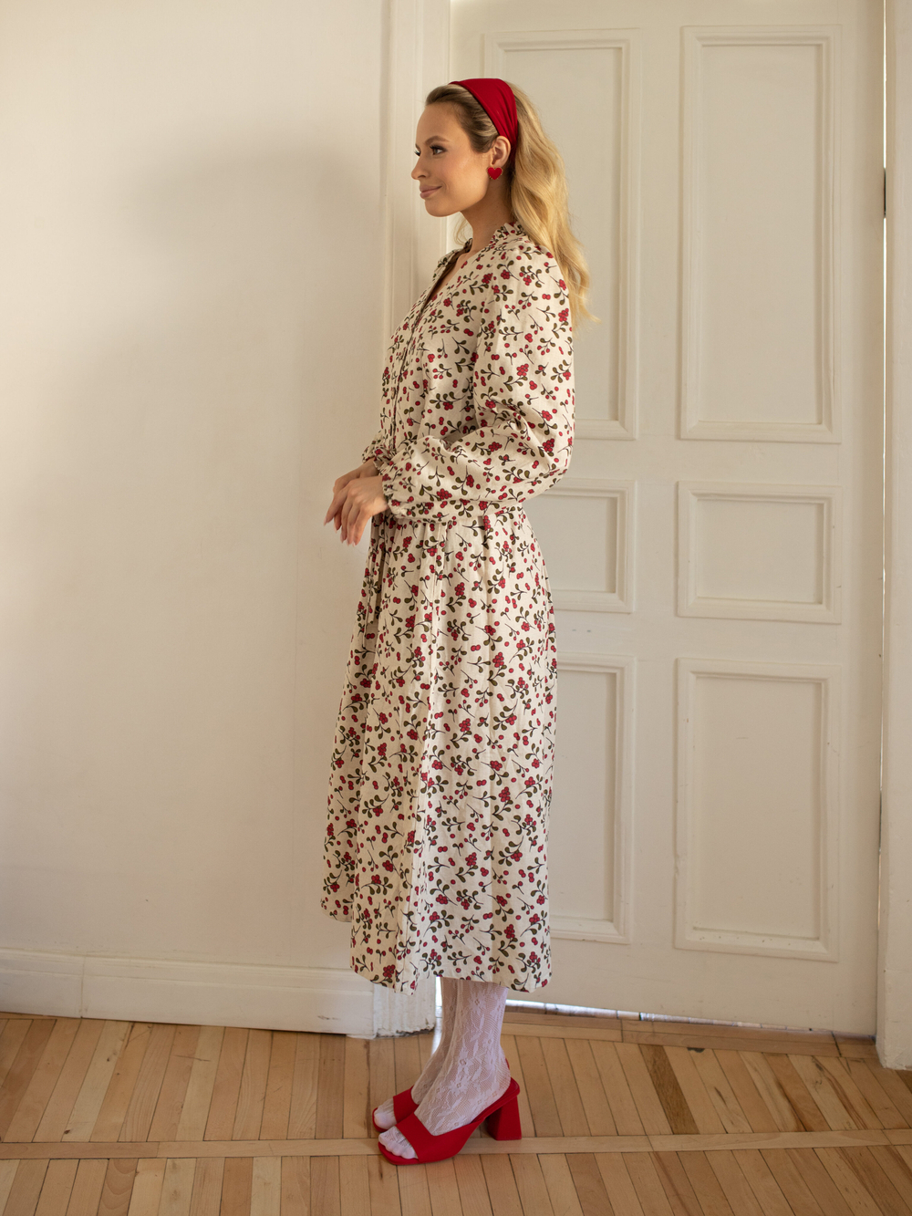 Платье с воротником стойкой