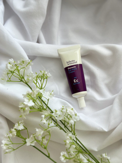 Eye Shine Cream, Омолаживающий крем для век, JULIETTE ARMAND, является превосходным средством против темных кругов под глазами и оживляет тусклую и атопичную, уставшую кожу.