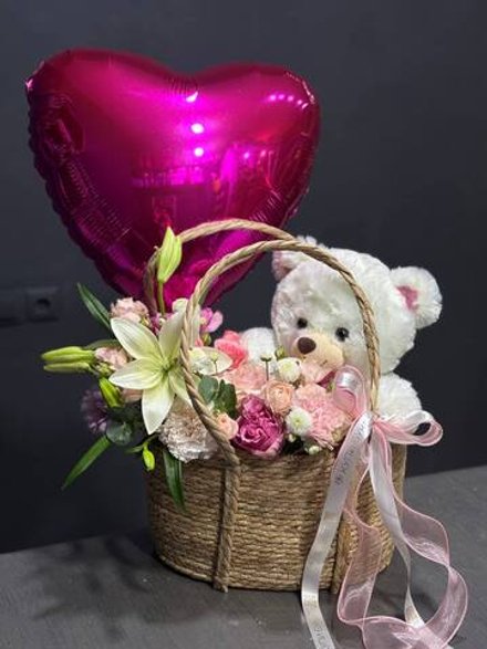 Подарок с любовью: корзинка с цветами и мишкой + шар сердце