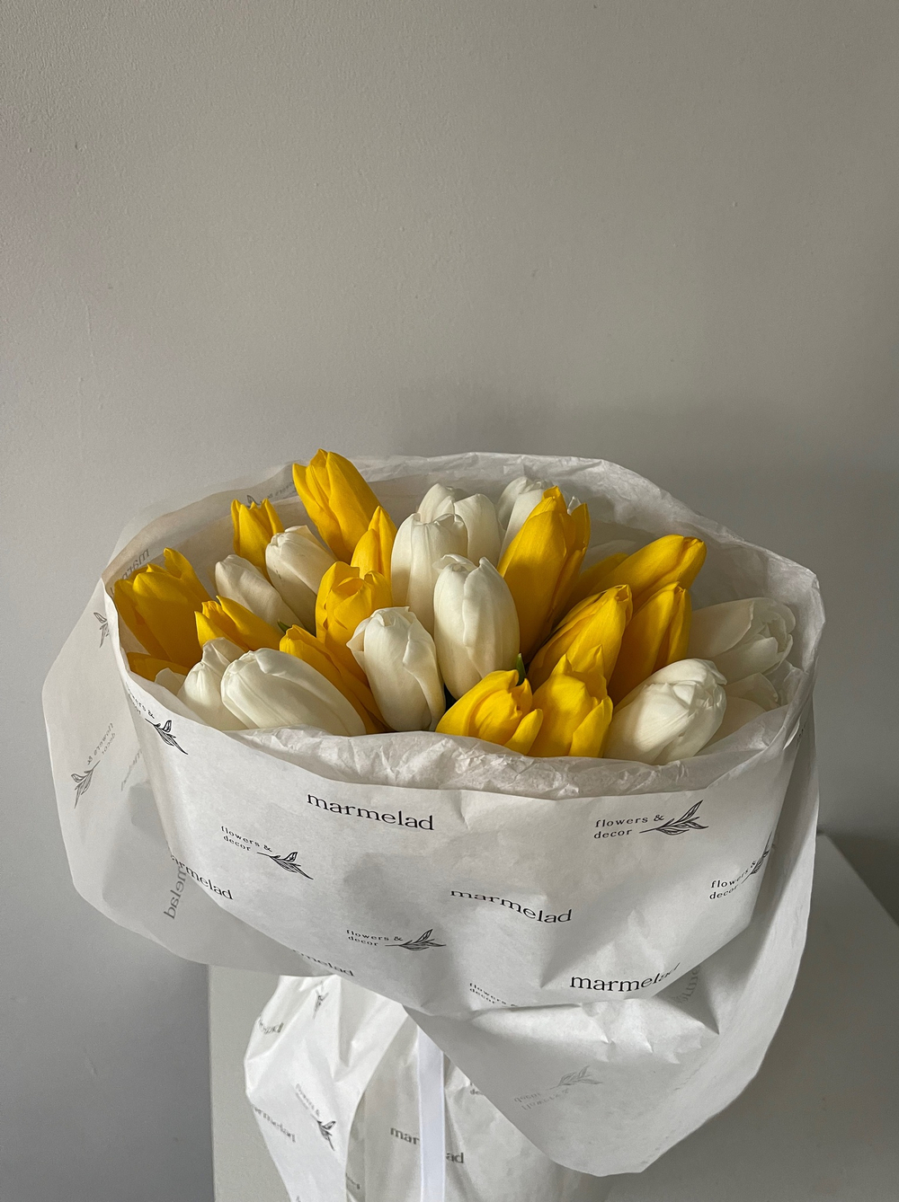 Букет из 35 белых и желтых тюльпанов