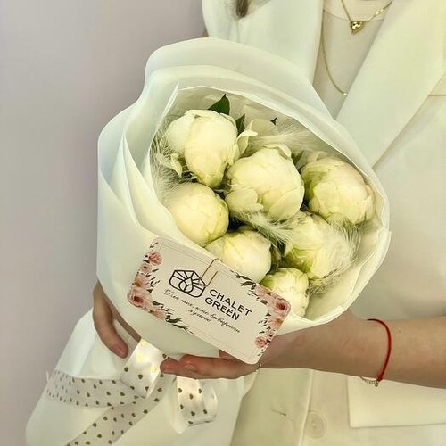 Монобукет из 7 белоснежных пионов Ангел с пёрышками. Монобукет 047 Chalet Green