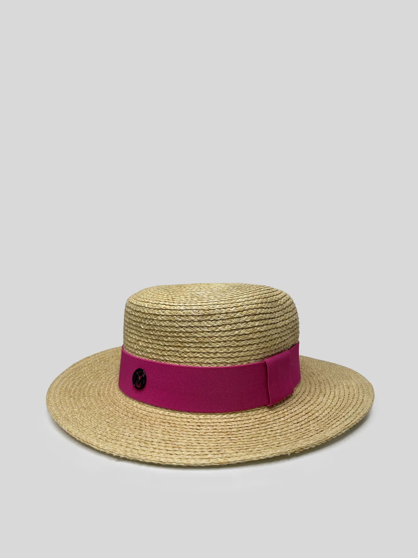Шляпа соломенная с лентой цвета фуксии и круглой вставкой