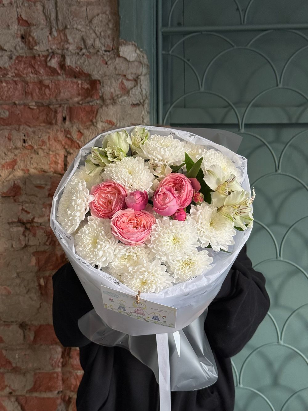 Букет из кустовой пионовидной розы, альстромерии и хризантемы