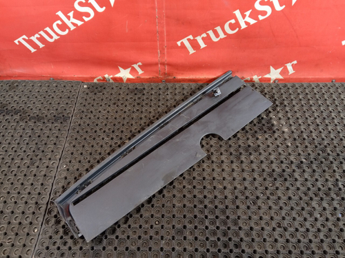 Накладка солнцезащитной шторки правая