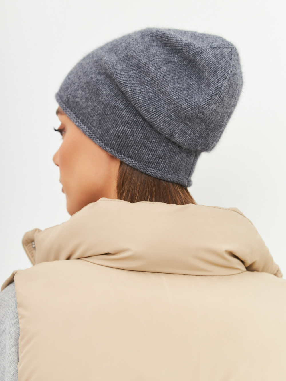 Шапка GLORY удлиненная одинарная с руликом с содержанием шерсти енота и ангоры