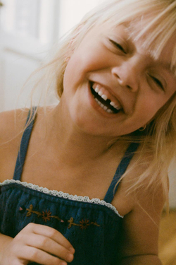 ZARA ТРИКОТАЖНЫЙ ТОП С ВЫШИВКОЙ В ВИДЕ ЦВЕТОВ И КРУЖЕВОМ, ВЫЦВЕТШИЙ СИНИЙ