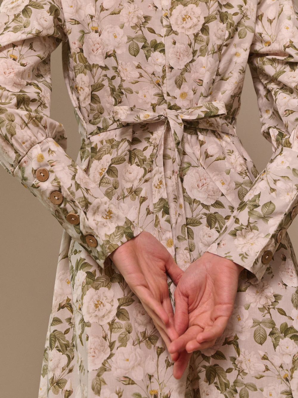 Платье с широкими манжетами