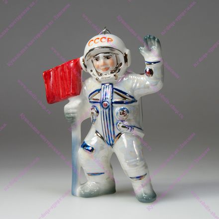Фарфоровая ёлочная игрушка Космонавт в белом скафандре с флагом