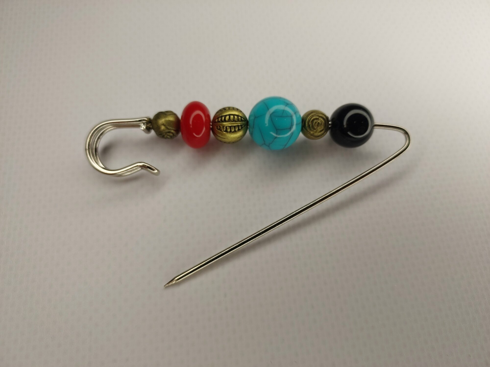 Булавка брошь "Камешки" для кардигана,  пальто, платков, костюмов, одежды. Цвет серый синий красный.