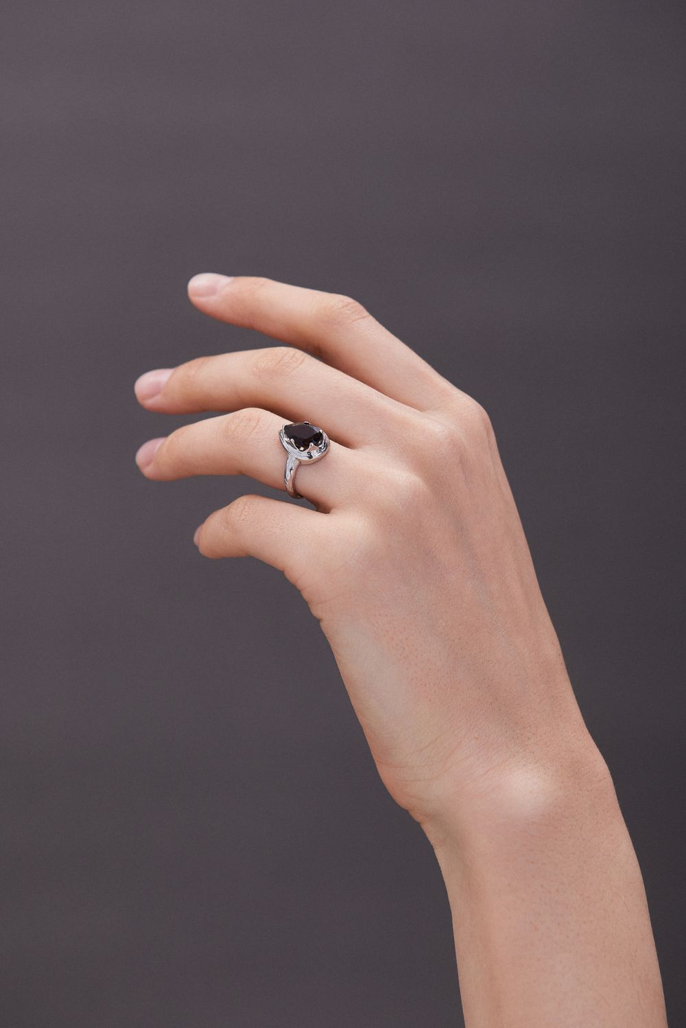 Кольцо Crystal Drop с черной шпинелью