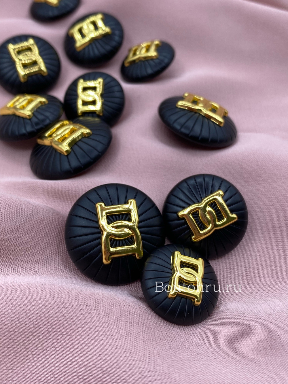 Пуговицы черные матовые с золотым декором