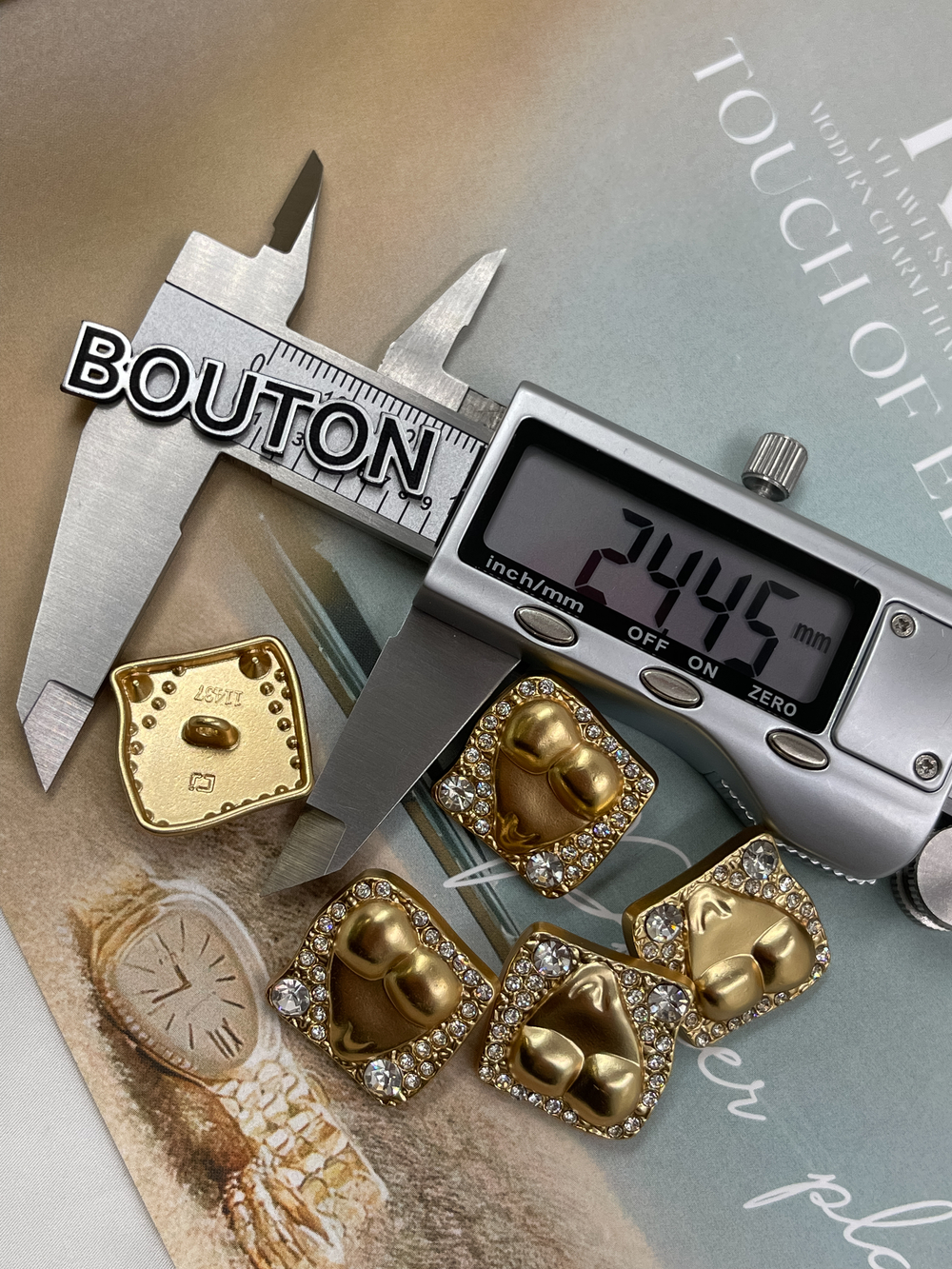 Пуговицы Скиап. квадратные в стразах с рельефом тела матовое золото