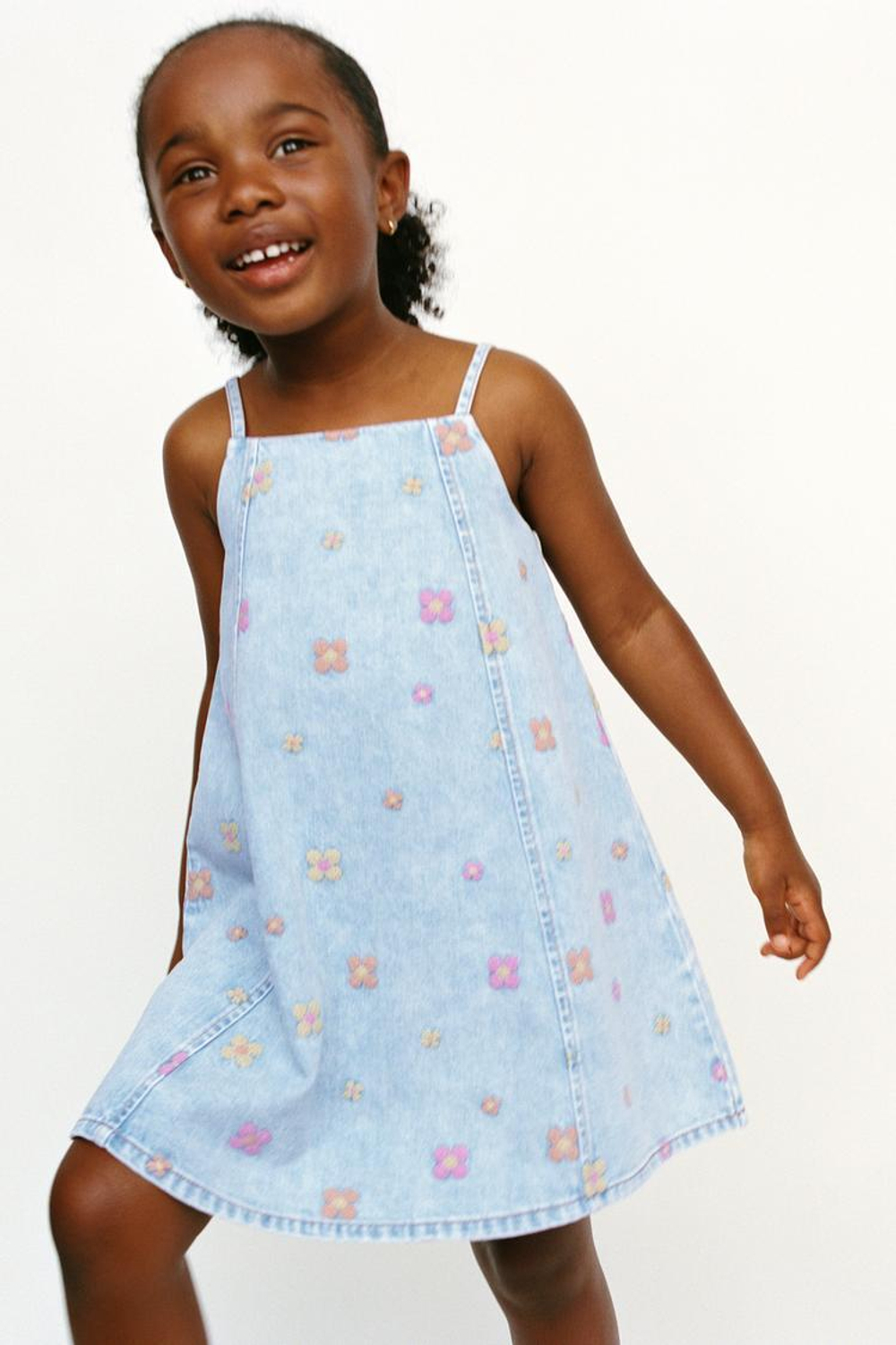 ZARA ДЖИНСОВОЕ ПЛАТЬЕ С ЦВЕТОЧНОЙ ВЫШИВКОЙ, ГОЛУБОЙ