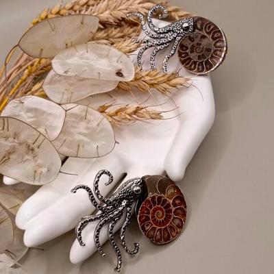 Брошь" Кальмар"из цинкового сплава с Аммонитом.