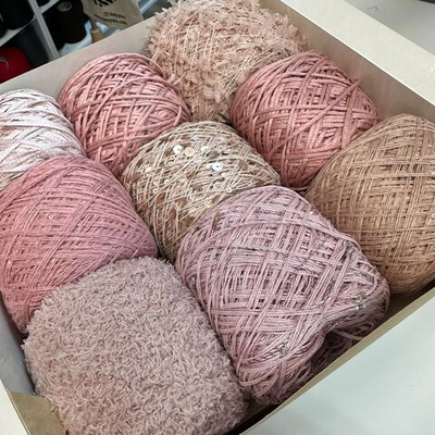 Набор летний итальянской фантазийной пряжи для футболки, джемпера "Сатиновая Роза NEW"; Состав: пайетки 3 и 6 мм, хлопок, фактурная ленточка, травка фибра, деликатный люрекс; Общий вес: 550 гр