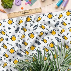 Ткань дюспо злаки и пивные бокалы на белом фоне